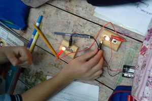 Construcción de circuitos en serie y paralelos Construcción de circuitos en serie y paralelos