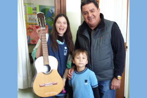 Una guitarra YACOPI para la escuela…
Una guitarra YACOPI para la escuela…