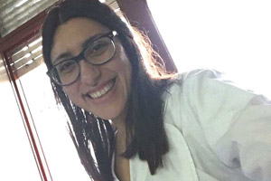 Médica Cirujana exalumna, reconocida por sus pacientes