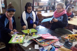 Renovamos la cartelera del mes de julio con la ayuda de nuestros alumnos Renovamos la cartelera del mes de julio con la ayuda de nuestros alumnos