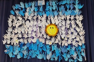 Abrazamos la escuela con los colores de la Patria